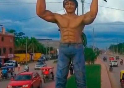 Monumento de entrada a la zona urbana de Pucallpa, representación de hombre cargando un racimo de plátano, es quien te da Bienvenido a Pucallpa