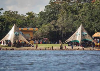 Personas disfrutando la tarde soleada en fecha de san juan, dándose baños en el lago Yarinacocha. Atractivos turísticos de Pucallpa