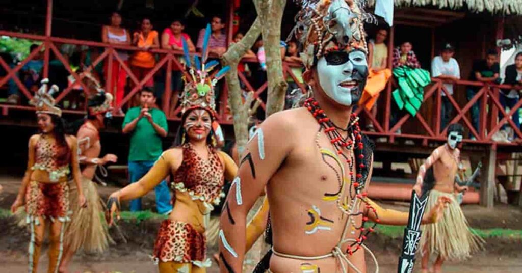 Representando una danza típica de la región de Ucayali en la Amazonia