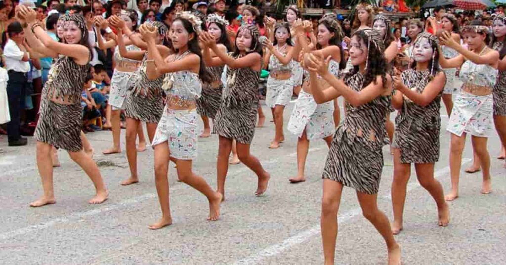 La danza de la Izana representada en un desfile 
