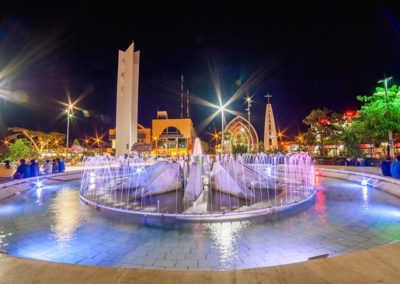 Vista en foto de noche, pileta en funcionamiento en la plaza de armas de la ciudad de Pucallpa, Galería de fotos de Pucallpa