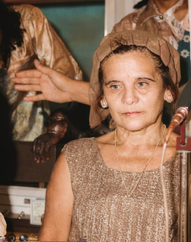 abuela muti en el escenario con juaneco