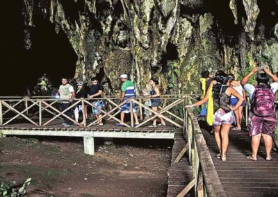 cueva de buenos aires o dos ventanas, atractivo turistico en la selva de peru