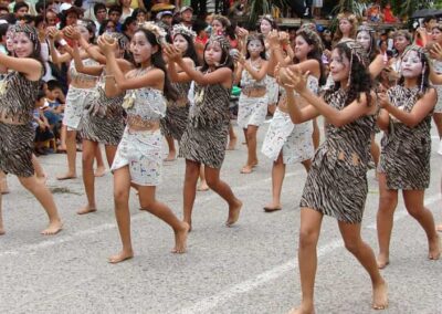 Grupo de estudiantes danzando en un desfile, representación del folklore selvático, danza de la izana