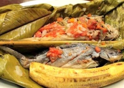 Gastronomía amazonica, patarashca, plato tipico de la selva hecho a base de pescado aderezdo y embuelto en hojas listo para la parrilla