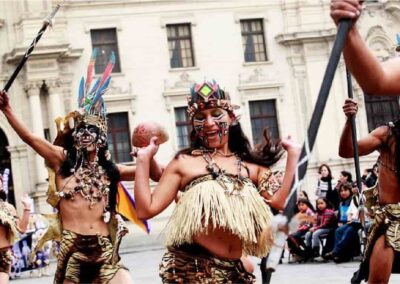 folklore selvático, desfile danzando por las calles