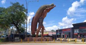 Foto de escultura nueva del paichitero, ubicado en la zona urbana de la ciudad de Pucallpa