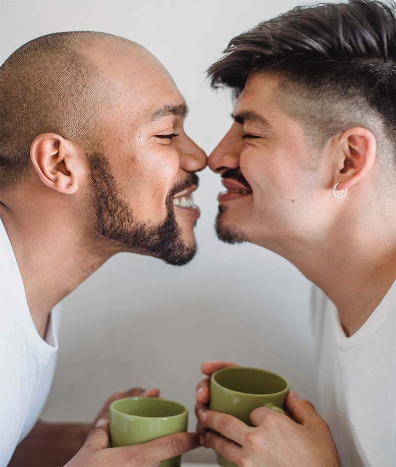 Aguaje - mito o verdad, dos hombres gays cara a cara pegada de nariz