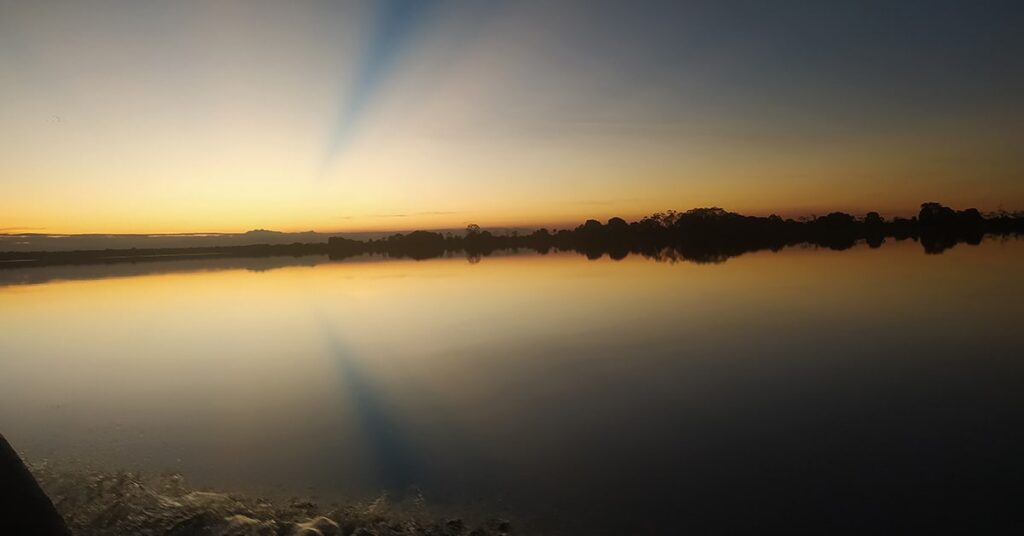 Espectacular vista de un atardecer en Pucallpa - Ucayali, desde el lago que conduce a las malocas, donde se hacen las sesiones de ayahuasca