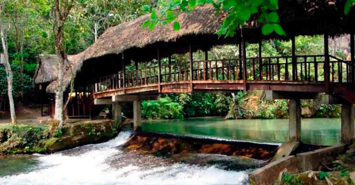 Atractivo turístico jardín etnobotanico Chullachaqui, puente que cruza la quebrada de agua cristalina