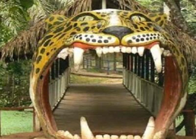 Es la representación de la boca de un tigre muy grande dando entrada al puente en el parque natural de Pucallpa