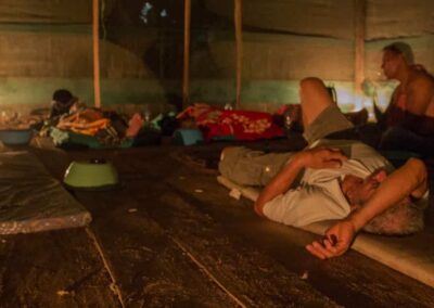 Personas en pleno descanso después de una sesión de ayahuasca