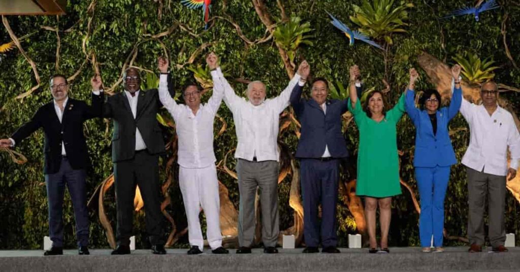 Presidentes que participaron en la cumbre amazónica 2023, posando para la foto oficial