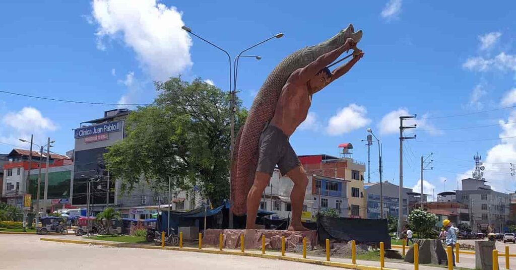 Monumento hecho en homenaje a los pescadores paichiteros de la selva Amazónica