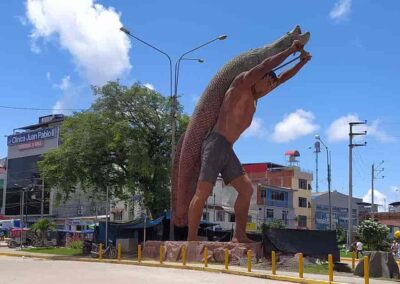 Monumento en representación del paichitero en la ciudad de Pucallpa