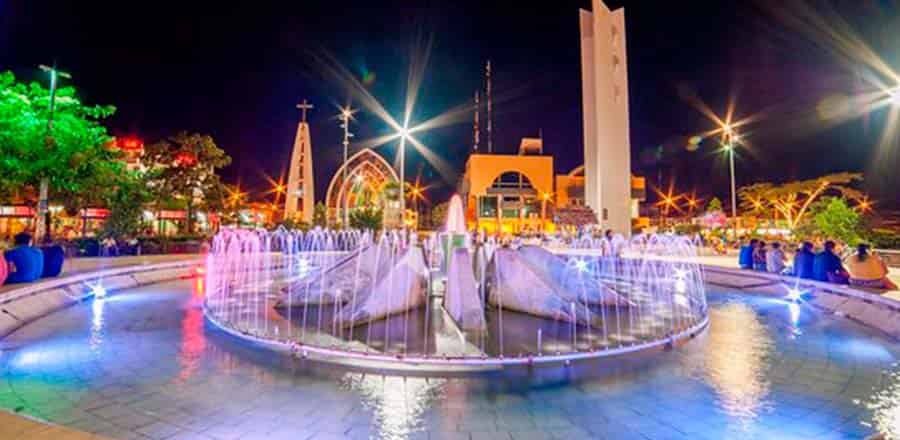 Vista nocturna de la plaza de armas de Pucallpa