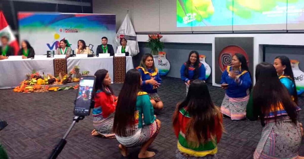 Representación de mujeres nativas para aniversario de Pucallpa