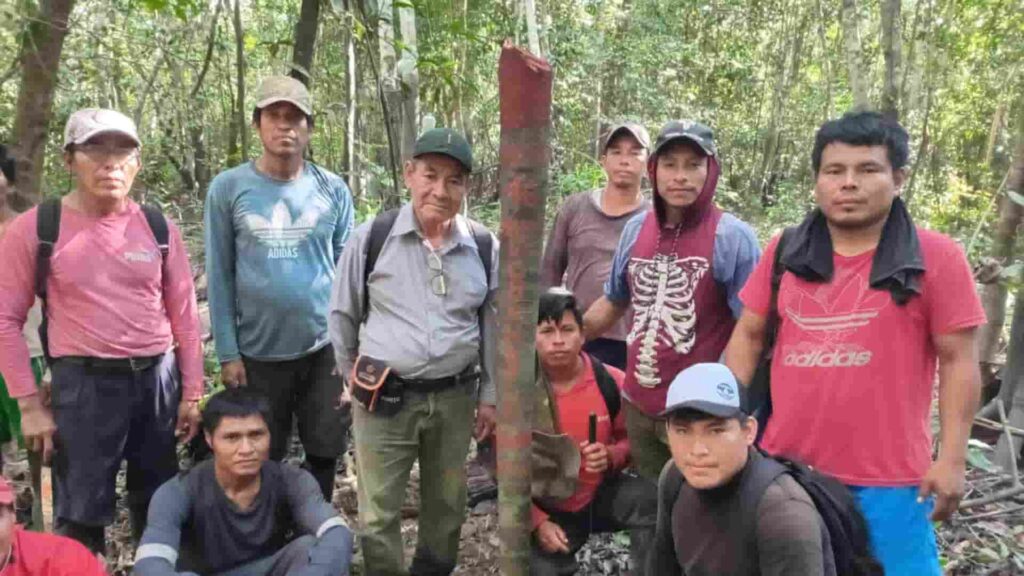 Comuneros de comunidades nativas demarcando sus límites territoriales