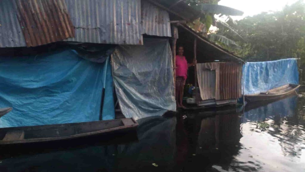 Las ongs en la Amazonia, vista del impacto económico, casa flotante donde sí hay pobreza