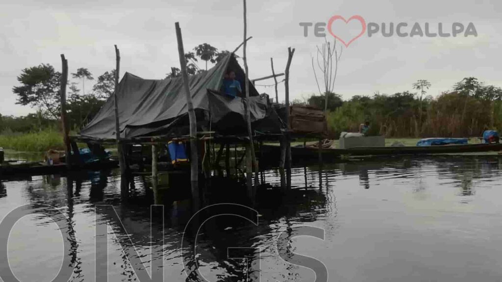 Impacto económico de las ONGs - casa de comunero inundada en la selva amazonica