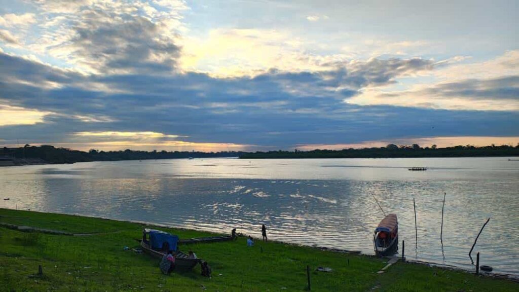 atardecer en laguna de yarinacocha