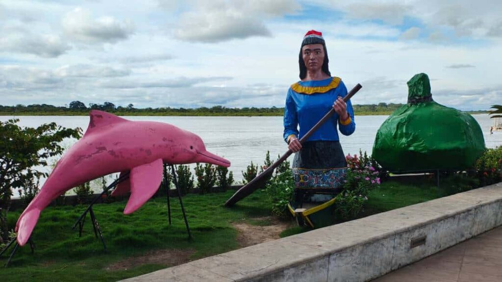 estatuas en representacion de laguna de yarinacocha