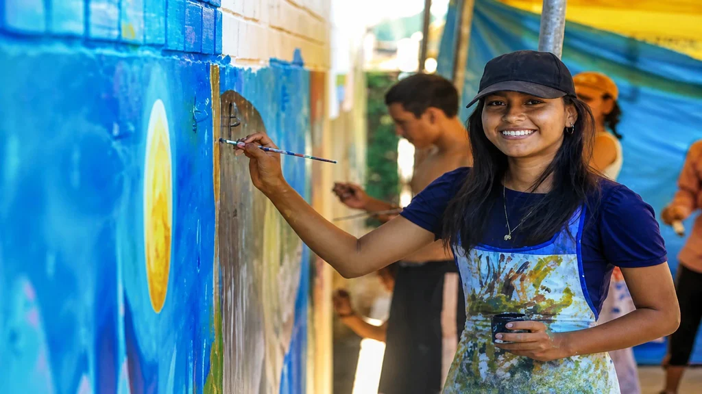 Nueva universidad Eduardo Meza Saravia, alumna en proceso creativo de pintura