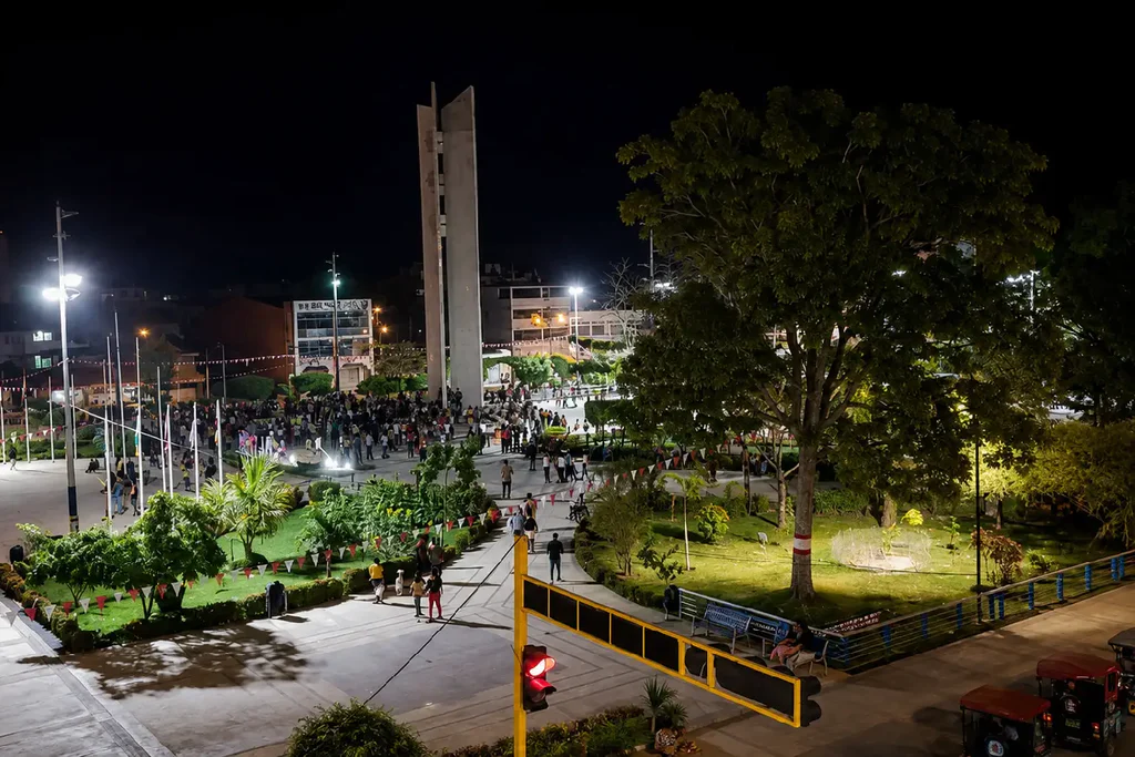 vista nocturna de plaza de armas de pucallpa