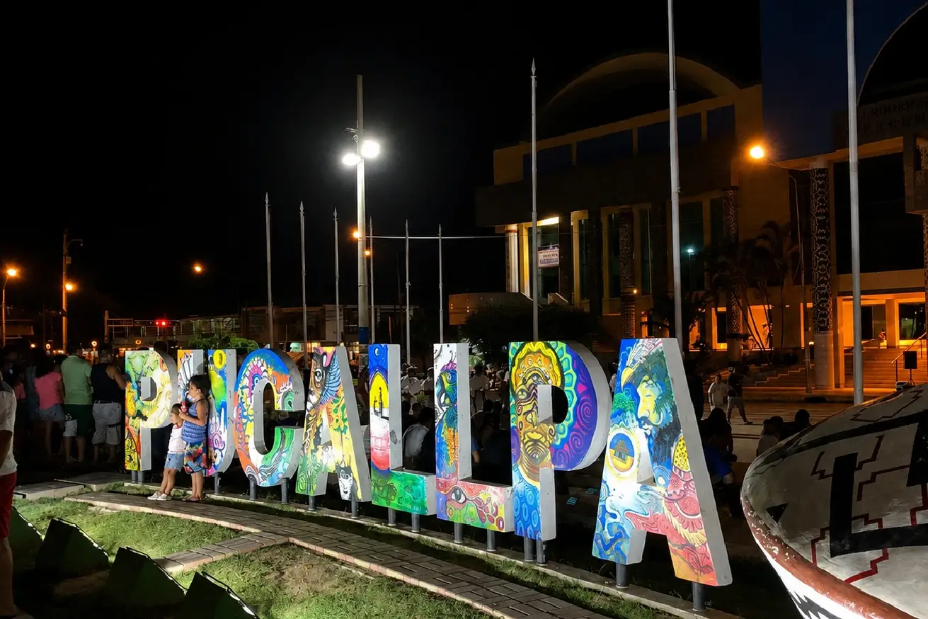 plaza de armas de pucallpa, vista de noche