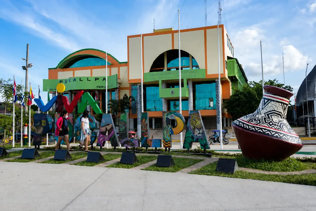 plaza de armas de pucallpa de dia con fondo de municipalidad