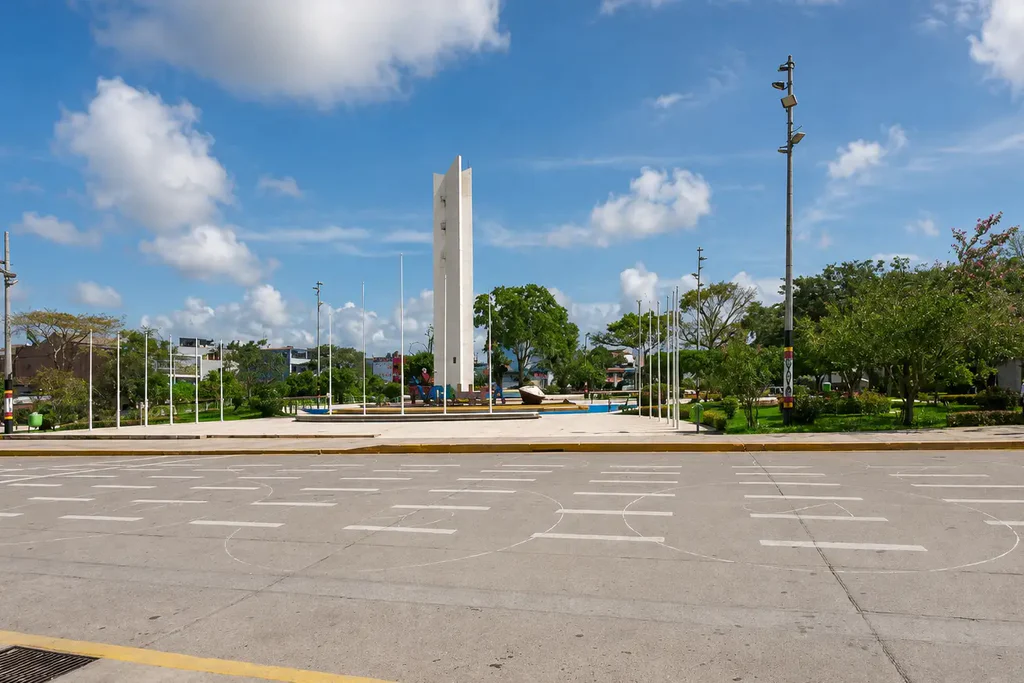 ovelisco de la plaza de armas de pucallpa hermosa vista