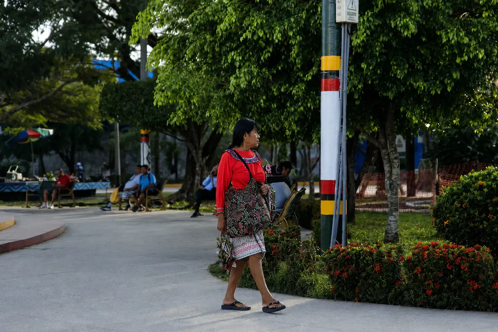 personaje originario de pucallpa paseanndo por plaza de armas